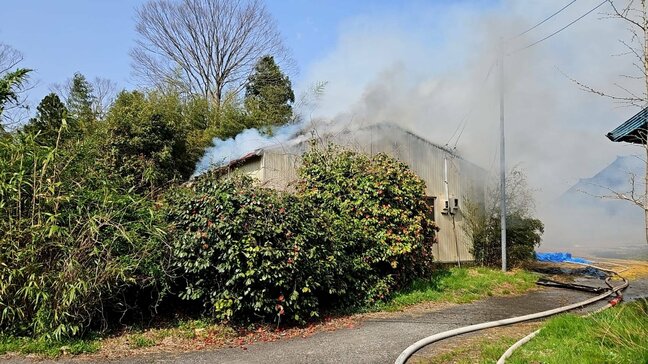 倉庫とみられる建物が燃える火災 火は約1時間で鎮火 けが人なし 富山・氷見市(18日午後5時更新)|TBS NEWS DIG
