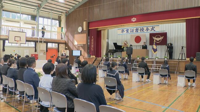 “54年の歴史に幕” 中学校統合で閉校に…少子化の波 最後の卒業式に｢みんなと過ごした学校生活を忘れないで｣卒業生が涙の答辞 岐阜･恵那市|TBS NEWS DIG