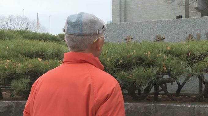 最高裁判所の前で佇む池上治男さん（東京・2026年2月）