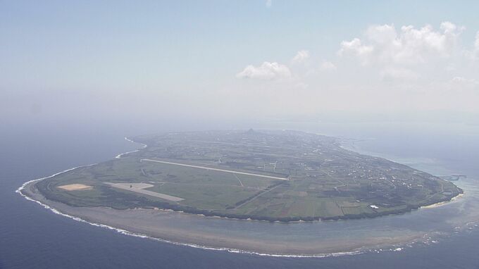 米軍伊江島補助飛行場が年末に運用再開へ　「例外」として嘉手納基地で実施のパラシュート降下訓練の見通しは不透明|TBS NEWS DIG