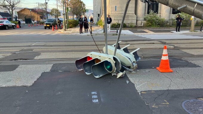 軽乗用車が信号機に突っ込む⇒根元から折れて国道をふさぐ　函館市電が一部区間で運転見合わせ|TBS NEWS DIG