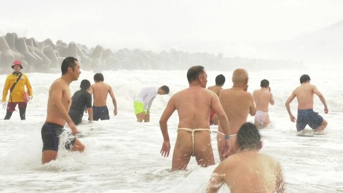 雪残る中で「寒中水泳大会」　ふんどし一丁で真冬の日本海へ…「気持ちいい」「元気になります」　気合いを入れて健康祈願　|　BSSニュース | BSS山陰放送