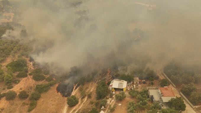 ギリシャ山火事で消火中にヘリ2機衝突2人死亡 猛暑でハンガリーは原発停止 フランス・スペインの山火事はほぼ鎮火