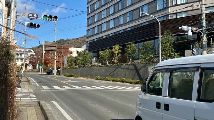 【速報】国道を横断中　高齢とみられる男性が車とぶつかる　意識不明の重体の模様|TBS NEWS DIG