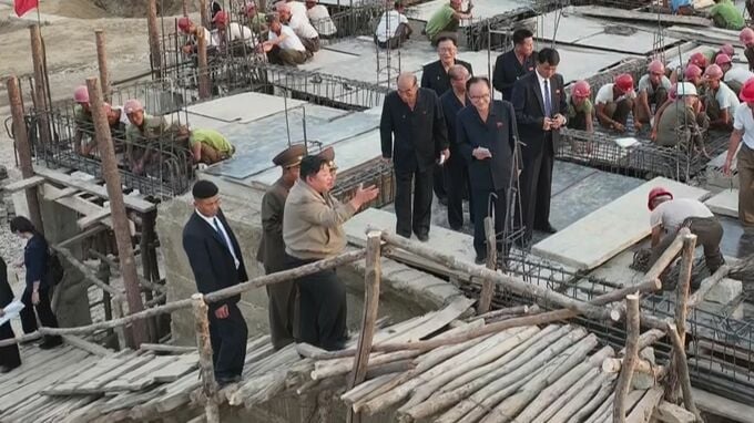 北朝鮮・金正恩総書記が水害復旧状況を視察