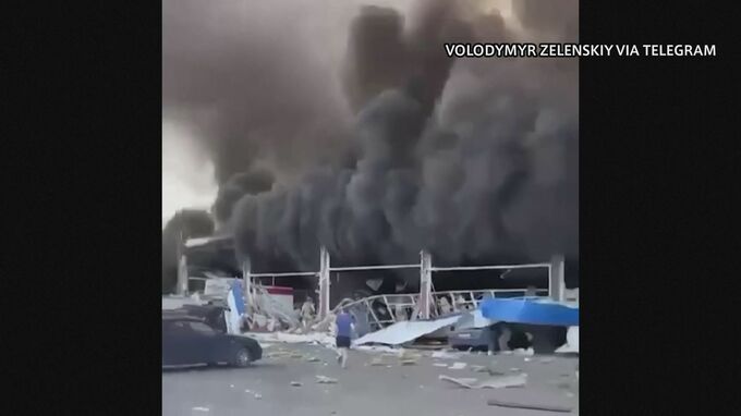 ウクライナ東部のスーパーマーケットに攻撃 10人死亡