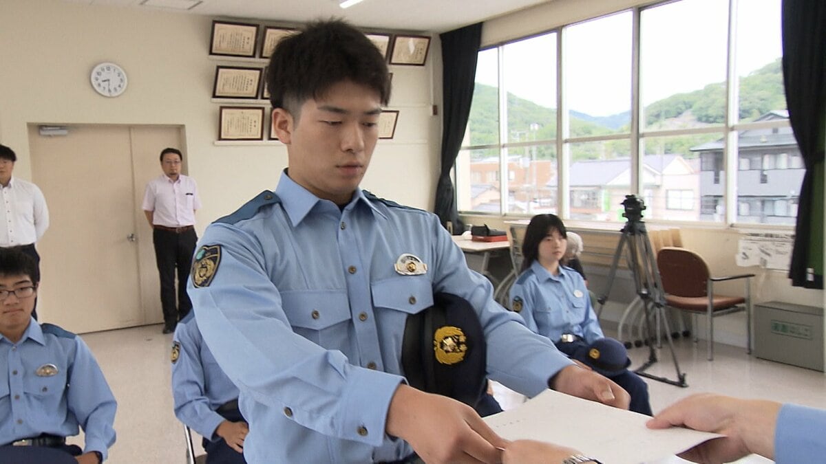 高校生と大学生が1日警察官に 「特殊詐欺被害にあわないで」 チラシを