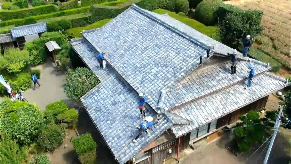 「屋根の日」前に知覧武家屋敷の屋根の瓦を点検　鹿児島・南九州市