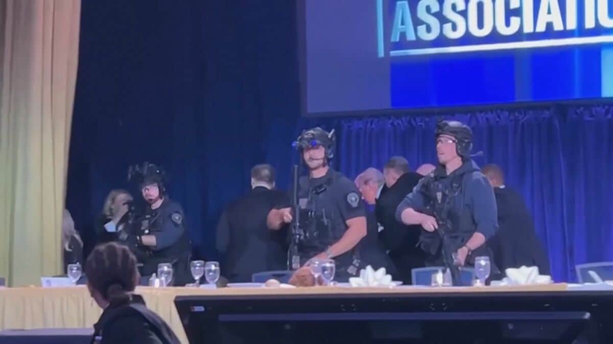 【速報】トランプ大統領出席の夕食会で銃声とみられる複数回の大きな音　トランプ氏…