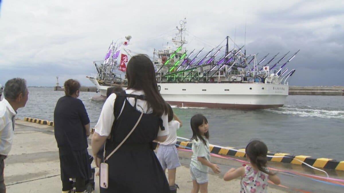 秋の味覚サンマ漁解禁へ！魚津港から「第八珠の浦丸」出港、100人の