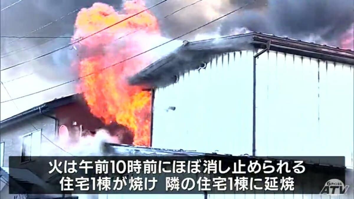 住宅街の火事で1人死亡 住人2人と連絡取れず 住宅2棟焼ける 「爆発音が