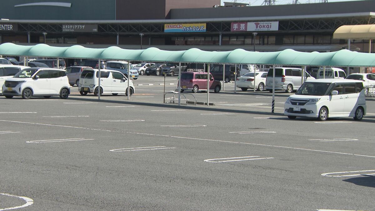 81歳夫の運転する車に74歳妻がはねられ死亡 スーパー駐車場で止め直す際に急発進か 車は50ｍほど走って停止 三重･桑名市