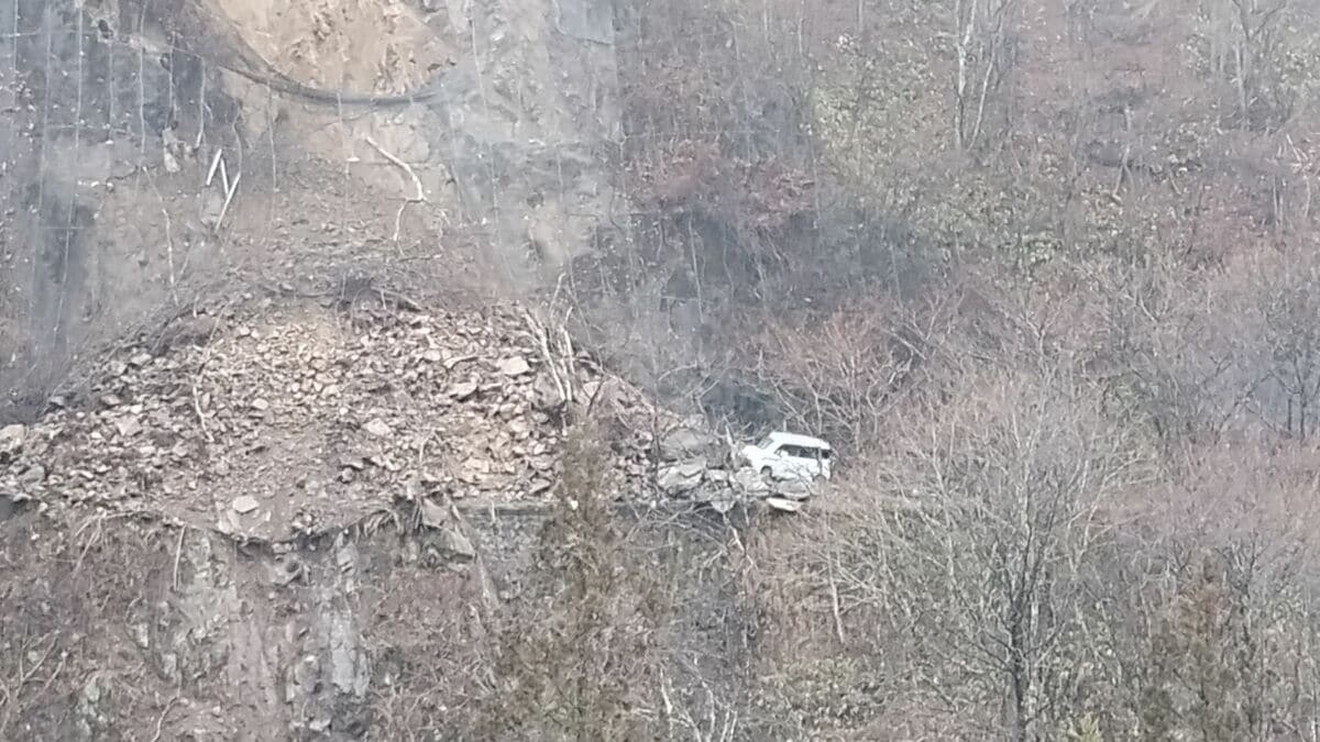 ｢土砂崩れが広範囲に広がっている｣ 40代男性が崩れた土砂に乗り上げケガか 岐阜･高山市丹生川町の国道 一部で通行止め 復旧のめど立たず