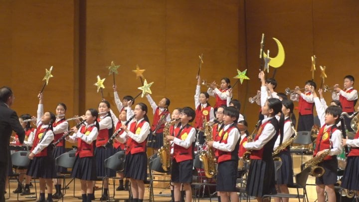 息の合った演奏披露　工夫凝らした演出で会場を盛り上げる　小学校バンドフェスティバル