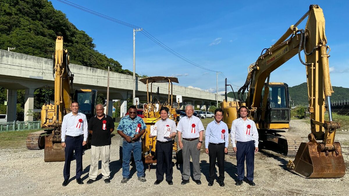高知県内の建設会社2社がミクロネシア連邦・チューク州に重機を寄贈　国交樹立３５周年を機に両知事間の交流進む【高知】