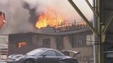 「炎と煙が見える」と消防に通報 2階建て建物が焼ける火災 けが人や逃げ遅れの情報はなし 愛知・豊川市|TBS NEWS DIG