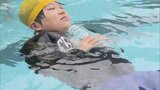 小学校プールで「着衣水泳」授業~ペットボトルで浮く方法など学ぶ 福岡・北九州市 | 福岡のニュース|RKB NEWS|RKB毎日放送