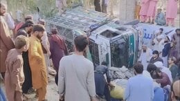 アフガニスタンで帰還した難民を乗せたトラックが横転　22人死亡|TBS NEWS DIG