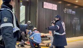 【最新　午後9時情報更新】通り魔的な犯行の可能性　JR長野駅善光寺口で男女3人刃物で襲われ40代男性が心肺停止の状態…2人も病院搬送　男は刃物を持って逃走中　身長165センチ～175センチくらいか|TBS NEWS DIG