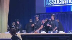 【速報】トランプ大統領出席の夕食会で銃声とみられる複数回の大きな音　トランプ氏は退避し無事　自ら記者会見へ|TBS NEWS DIG