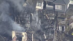 【速報】「2階建て建物炎上」と通報　４人暮らしの住宅で火災　１人と連絡が取れず　消防車9台出動|TBS NEWS DIG