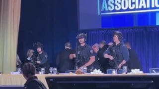 【速報】トランプ大統領出席の夕食会で銃声とみられる複数回の大きな音　トランプ氏は退避し無事　自ら記者会見へ| TBS CROSS DIG with Bloomberg