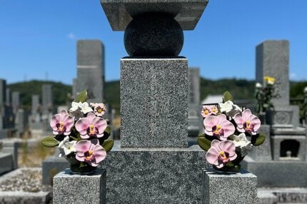ゴッホがヒント！お墓参りの新常識、陶器の花「カレンヌ」で明るい墓前