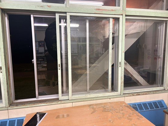 投石によって校舎の窓ガラスが割られる被害相次ぐ　半径300メートル内の３つの小中学校　校内に侵入した形跡も　北海道帯広市|TBS NEWS DIG