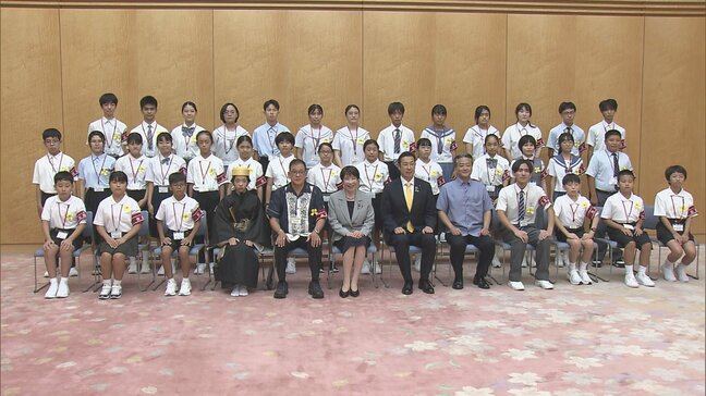 「私と違って体を大事にして」 高市総理が官邸に沖縄の小中学生を招きプレゼントを交換|TBS NEWS DIG