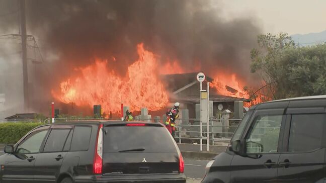 激しい炎と煙 鳥取市街地で建物火災 現場は国道沿い…渋滞も発生|TBS NEWS DIG