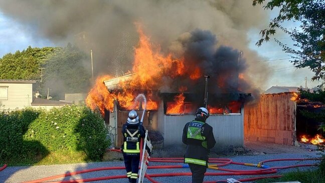 防犯カメラに火事の様子が…　激しく炎が噴き出し現場は一時騒然　住宅1棟が全焼　青森県むつ市|TBS NEWS DIG