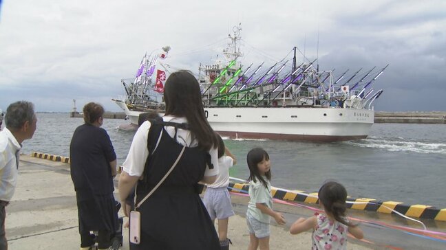秋の味覚サンマ漁解禁へ！魚津港から「第八珠の浦丸」出港、100人の声援に包まれ北太平洋へ　富山|TBS NEWS DIG