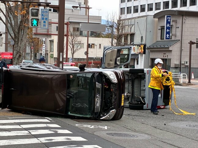 【速報】車2台が横転…長野市中心部の国道19号「昭和通り」の交差点　2台ともに軽乗用車…70代女性と30代男性が運転【現場の画像掲載】|TBS NEWS DIG