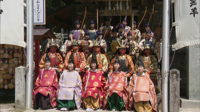 時代劇さながらの還暦祝い 福岡・飯盛神社の「鎧着初めの儀」に参拝客も釘付け|TBS NEWS DIG