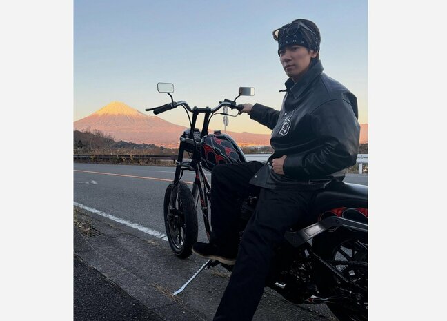 【 Number_i・神宮寺勇太 】 愛車「ハーレーダビッドソン」&「富士山」のオフショットに ファン反響 「めーっちゃかっこいい!!!」「富士山と神くん最高❤」|TBS NEWS DIG