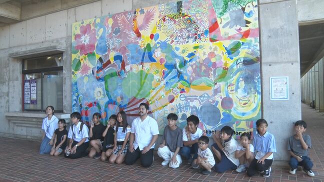 名護市民会館でお披露目 平和願い子どもたちが制作した壁画|TBS NEWS DIG