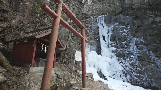 落差15ｍほどの母の白滝　厳しい寒さで氷瀑に　冬ならではの幻想的な風景　|　山梨のニュース | ＵＴＹテレビ山梨