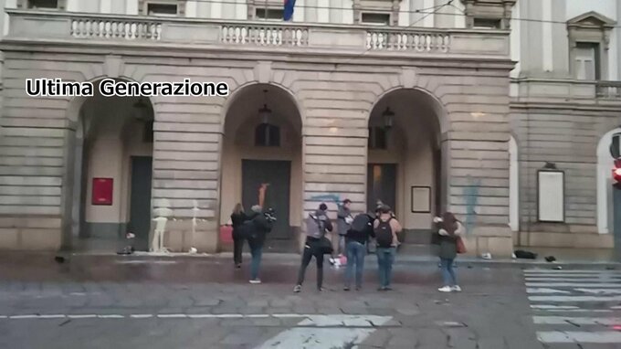 ミラノ・スカラ座の入り口に気候変動対策訴える活動家らがペンキ　ウクライナ人の抗議活動も