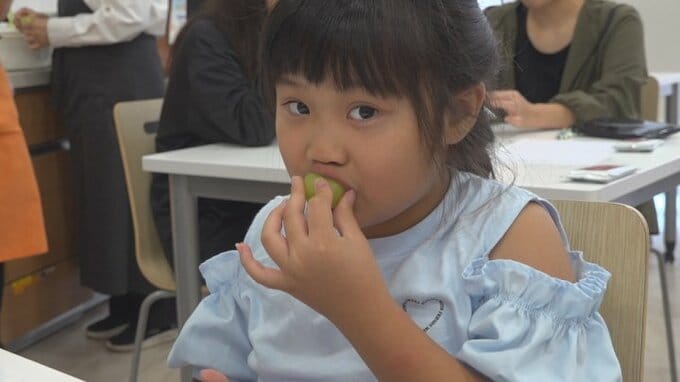小学生の親子が旬のブドウを食べ比べ　「味の違いもあっておいしかった」　ブドウの魅力を学ぶ　山梨・中央市　|　山梨のニュース | ＵＴＹテレビ山梨