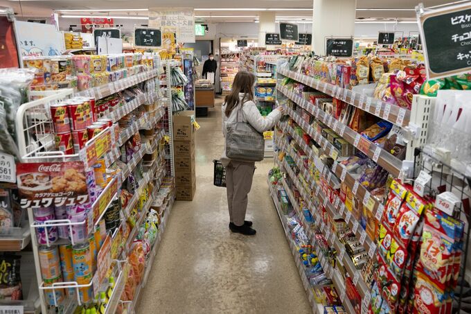 消費者物価は予想通り伸び鈍化、日銀目標の2%維持－利上げ路線継続へ