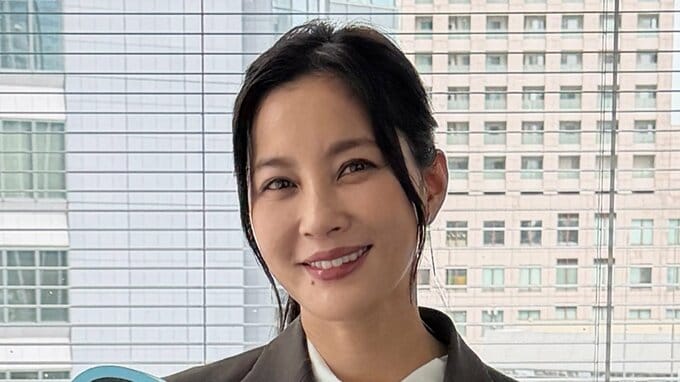 【 瀬戸朝香 】　第一腰椎骨折から復帰報告「できる範囲でお仕事再開致します」　コルセット着用も穏やかな表情|TBS NEWS DIG