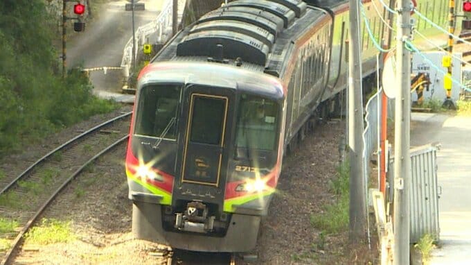 特急「南風」車内で、サバイバルナイフで車掌を切りつけたか⋯大阪・枚方市の63歳男を現行犯逮捕　乗客から「線路に避難している」と通報【高知】　|　高知のニュース・天気｜KUTV NEWS | KUTVテレビ高知