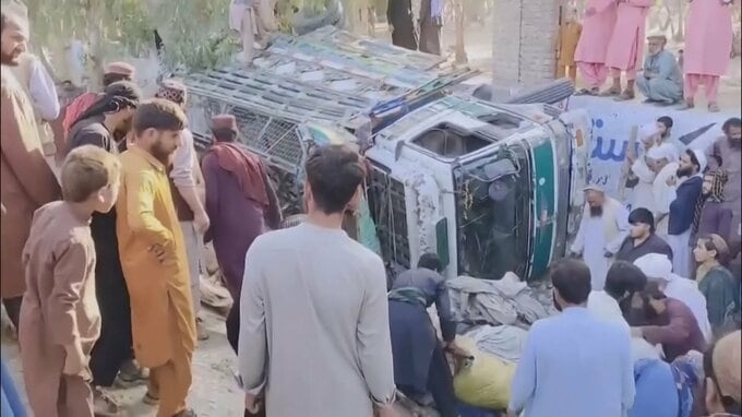 アフガニスタンで帰還した難民を乗せたトラックが横転　22人死亡|TBS NEWS DIG