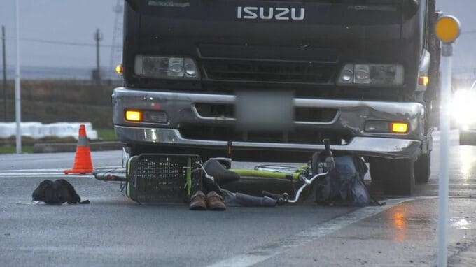 「ブレーキをかけたが間に合わなかった」交差点で中型トラックと自転車が衝突　自転車の女性が意識不明の重体|TBS NEWS DIG