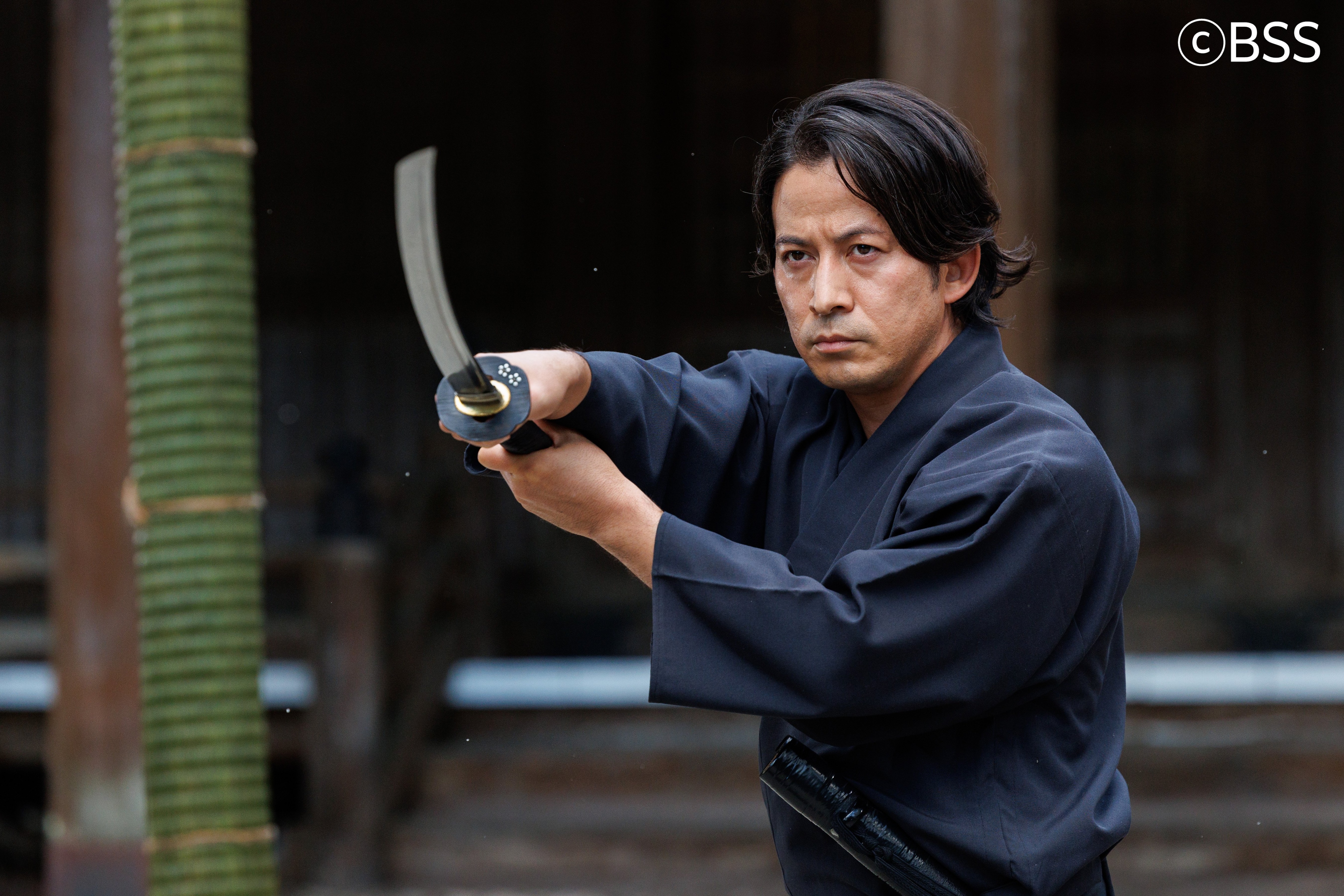 岡田准一、奥出雲の“たたら製鉄”で生み出される「奇跡の鋼」と出会う