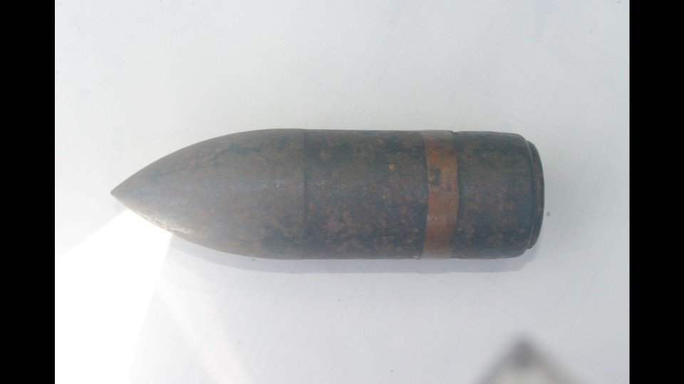 物置に保管していました」 警察署に木箱に入った砲弾のようなものが