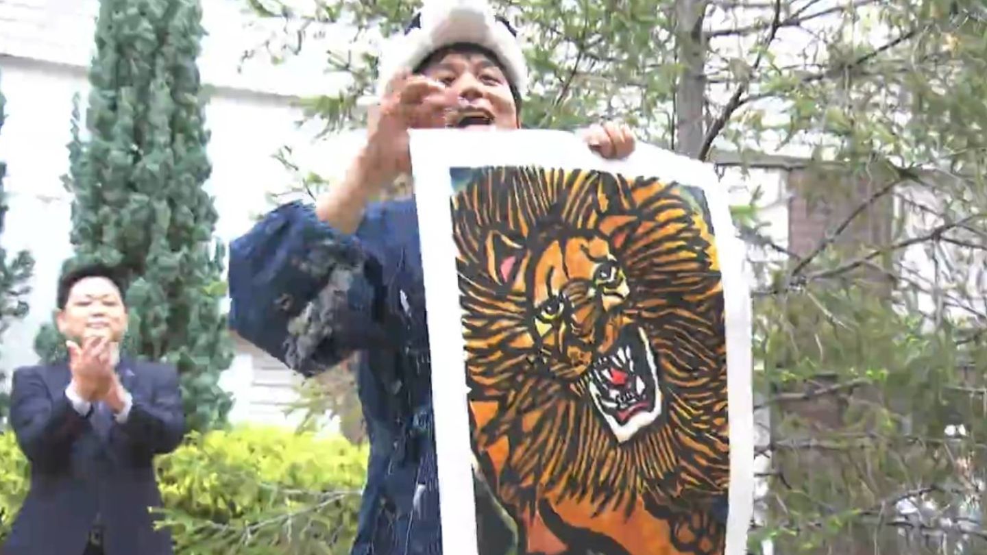 みんなで版画制作　自閉症の画家・石村嘉成さんの個展「生きものバンザイ！」の会場でライブドローイング【岡山】