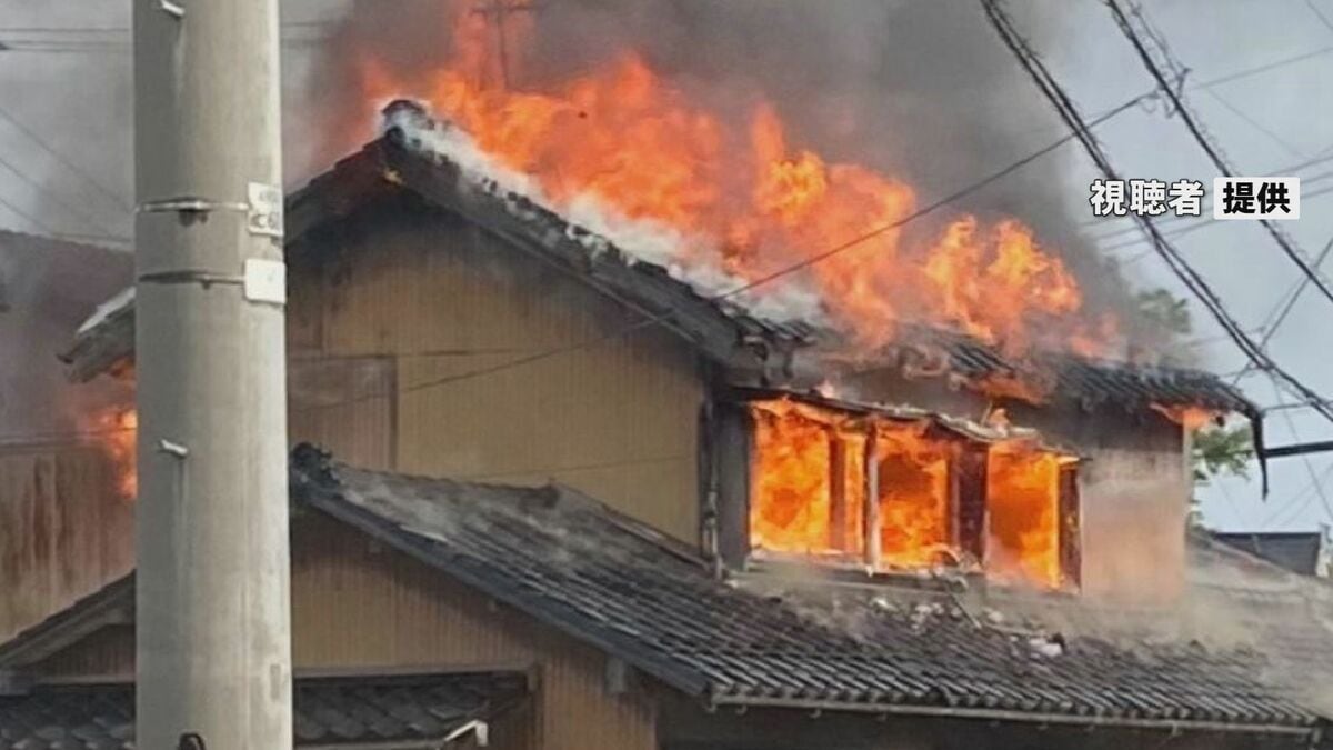 電線の上くらいまで燃えていた」木造2階建て住宅全焼する火事 けが人