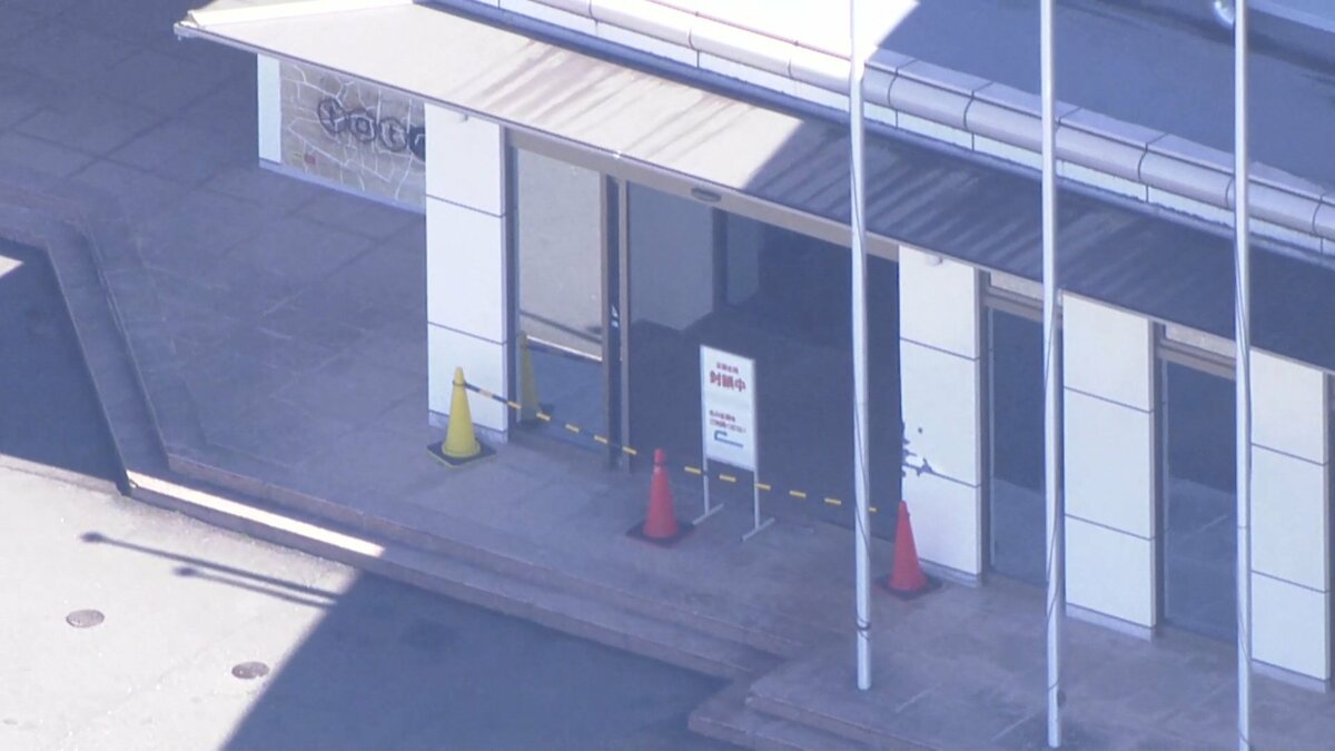 体育館に乗用車が突っ込む 正面玄関のガラス割れ…運転の77歳男性ケガ ｢ハンドル操作を誤った｣  岐阜･山県市