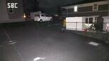 大きな音がして妻が駆けつけると…夫が車の下敷きに…夫は意識不明の重体…長野・諏訪市のアパートの駐車場　現場の駐車場には傾斜が　|　SBC NEWS | 長野のニュース | SBC信越放送